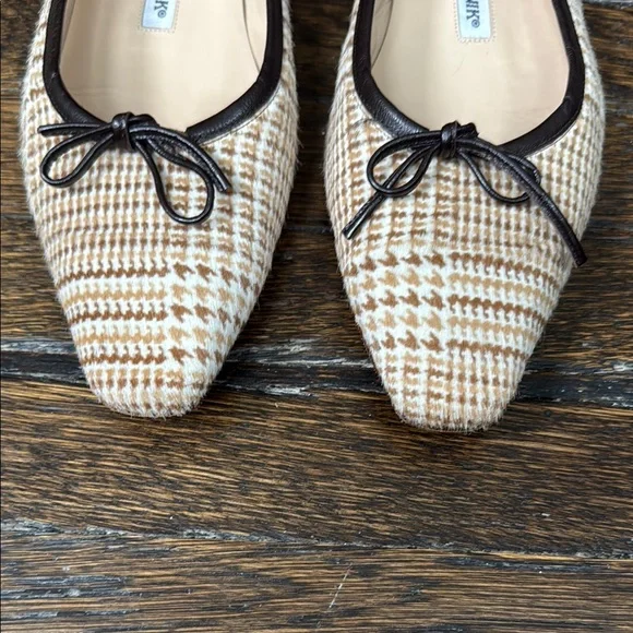 For trade for $3 with juliafromiowa -Manolo Blahnik Brown and Cream Flats - Picture 5 of 7